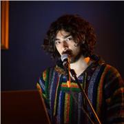 Laureato magistrale in Editoria e Scrittura offre lezioni con materie umanistiche